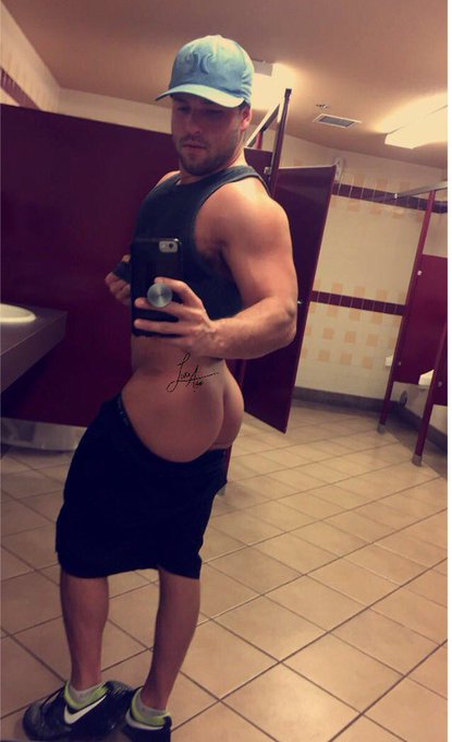 Shameless Bathroom Selfie!!! 😜😜😜 https://t.co/rgt6UwbgFr<a href="/tag/dirtyboy"class="tags"><span>#dirtyboy</span></a>