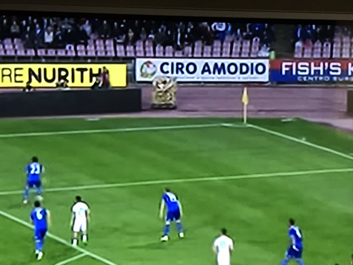 RossVetrano's tweet photo. I pacchi enormi di @pastagarofalo agli angoli del campo. 😍cose adorabili di #Marketing in #NapoliJuve. #dailycompass #TIMcup https://t.co/yj82kLRHUf