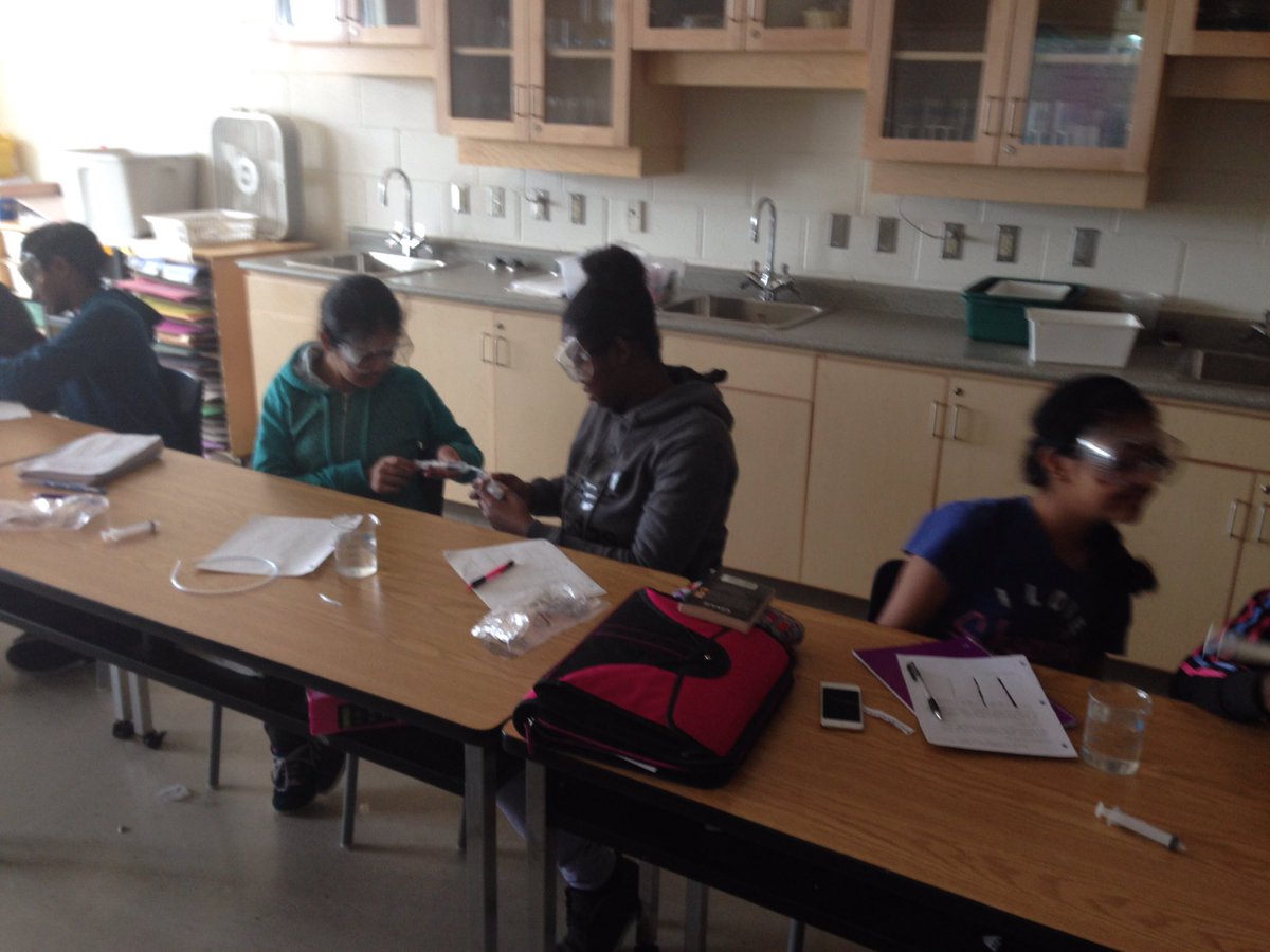 MrsBerry_Shaw's tweet photo. Mrs Ferguson's class investigating fluids in a closed systems. Learning pneumatic &amp; hydraulic systems @Shaw_Hawks https://t.co/bDgh1bJewT