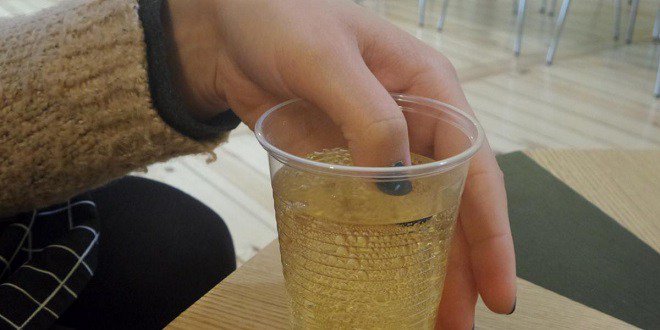 flashinfoma's tweet image. Elle plonge un doigt dans la boisson qu’on vient de lui apporter. Quand son vernis change… bit.ly/2p10Hdb