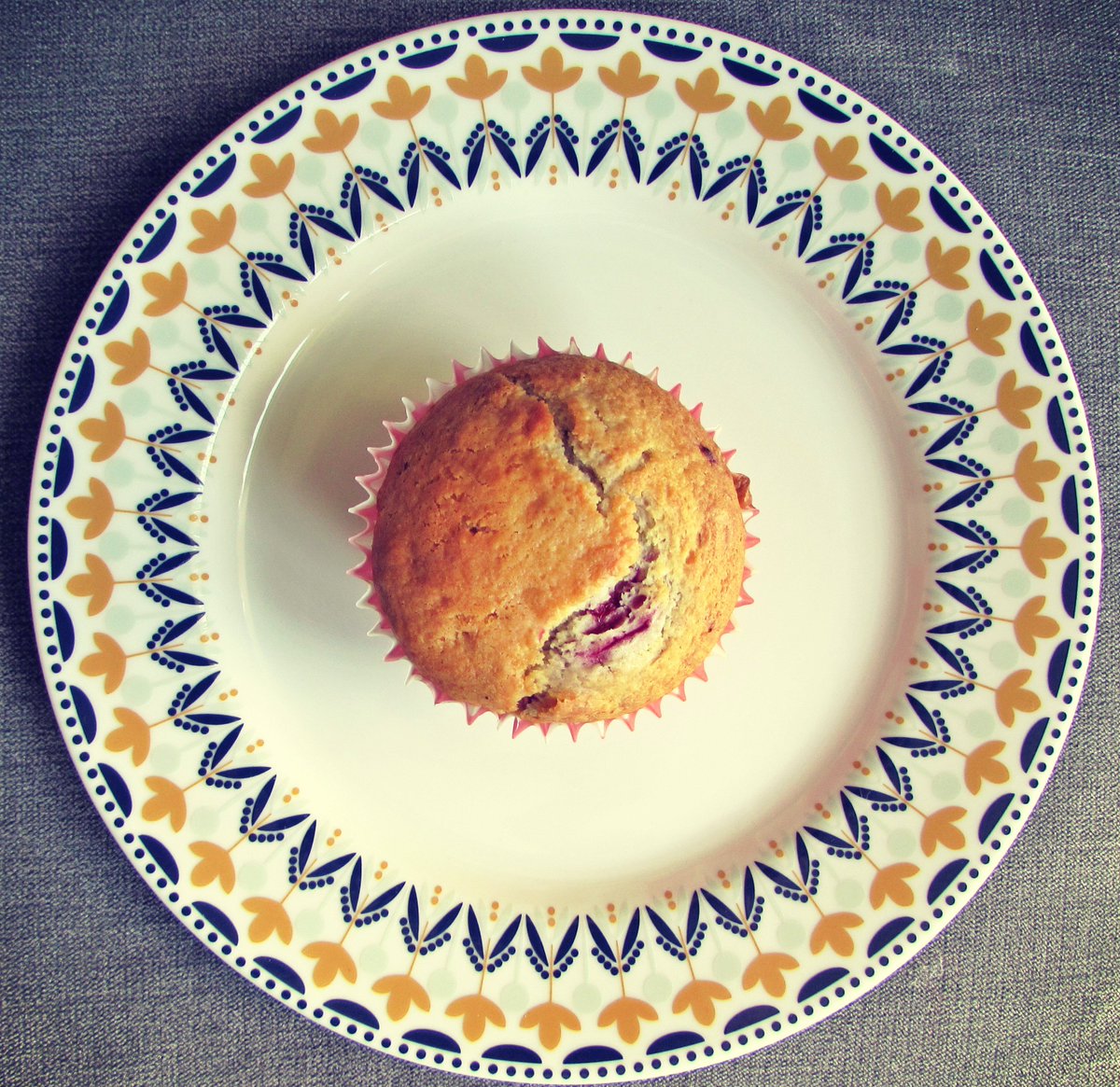 Annathegreek's tweet photo. Raspberry muffin anyone? #muffins #summer #daytimebaking #baking #tasty #cantjusthaveone https://t.co/HM20bODE9w
