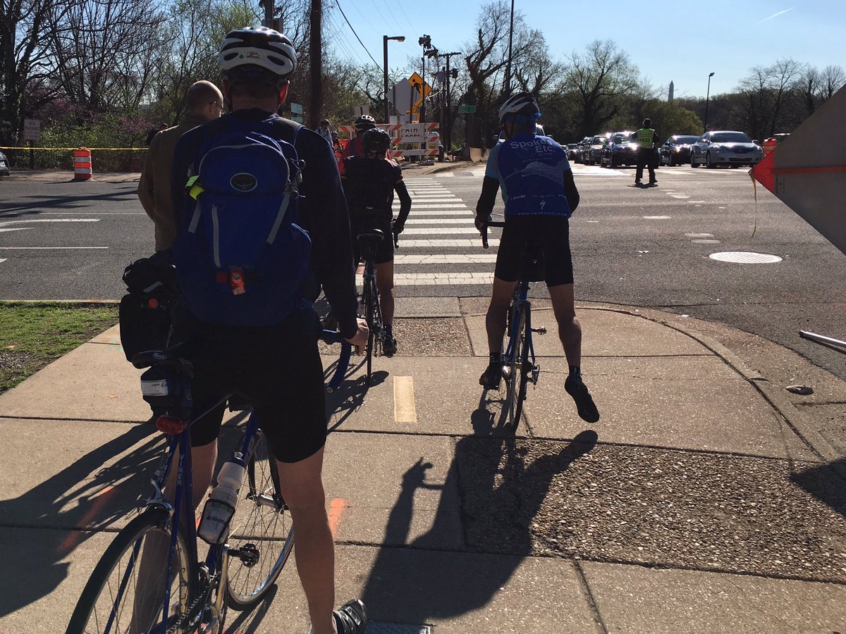 cdjewell's tweet photo. How to make an already picture perfect bike to work AM even more awesome? @ArlingtonVaPD at the #IntersectionOfDoom ❤ @BikeArlington #bikedc https://t.co/6QUpwgWLtg