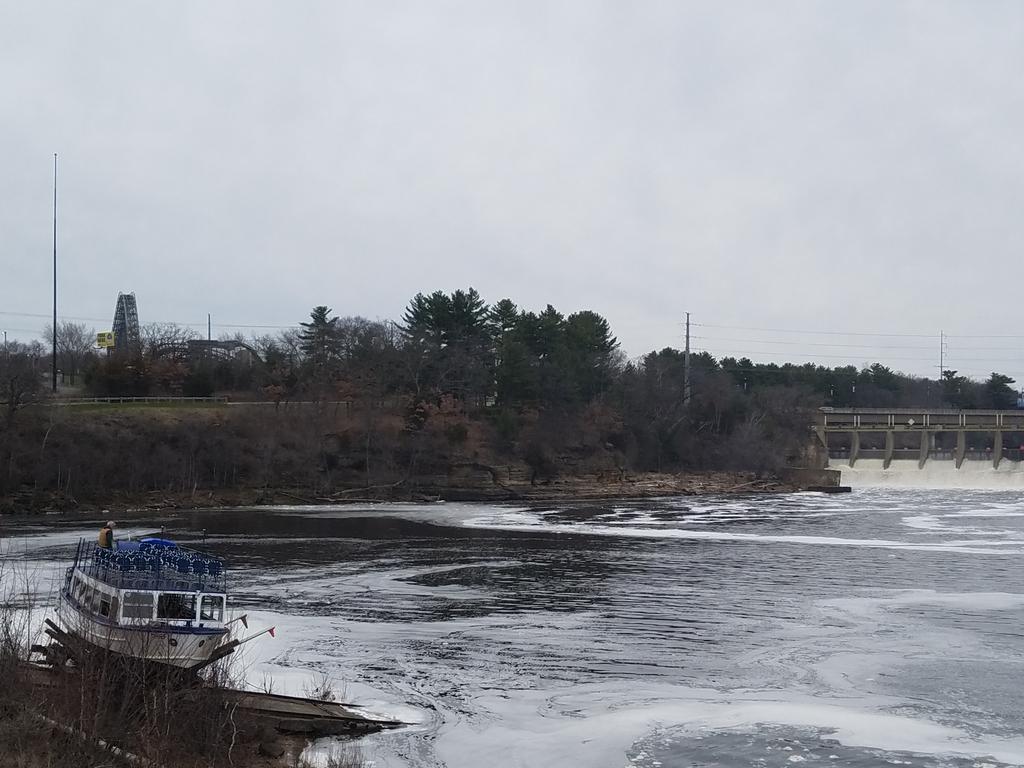 dellsboats's tweet image. They are working on the Lower Dells this morning--the Chief looked a little dry, let's give her a drink!  #dellsboats #spring2017 #dockwork