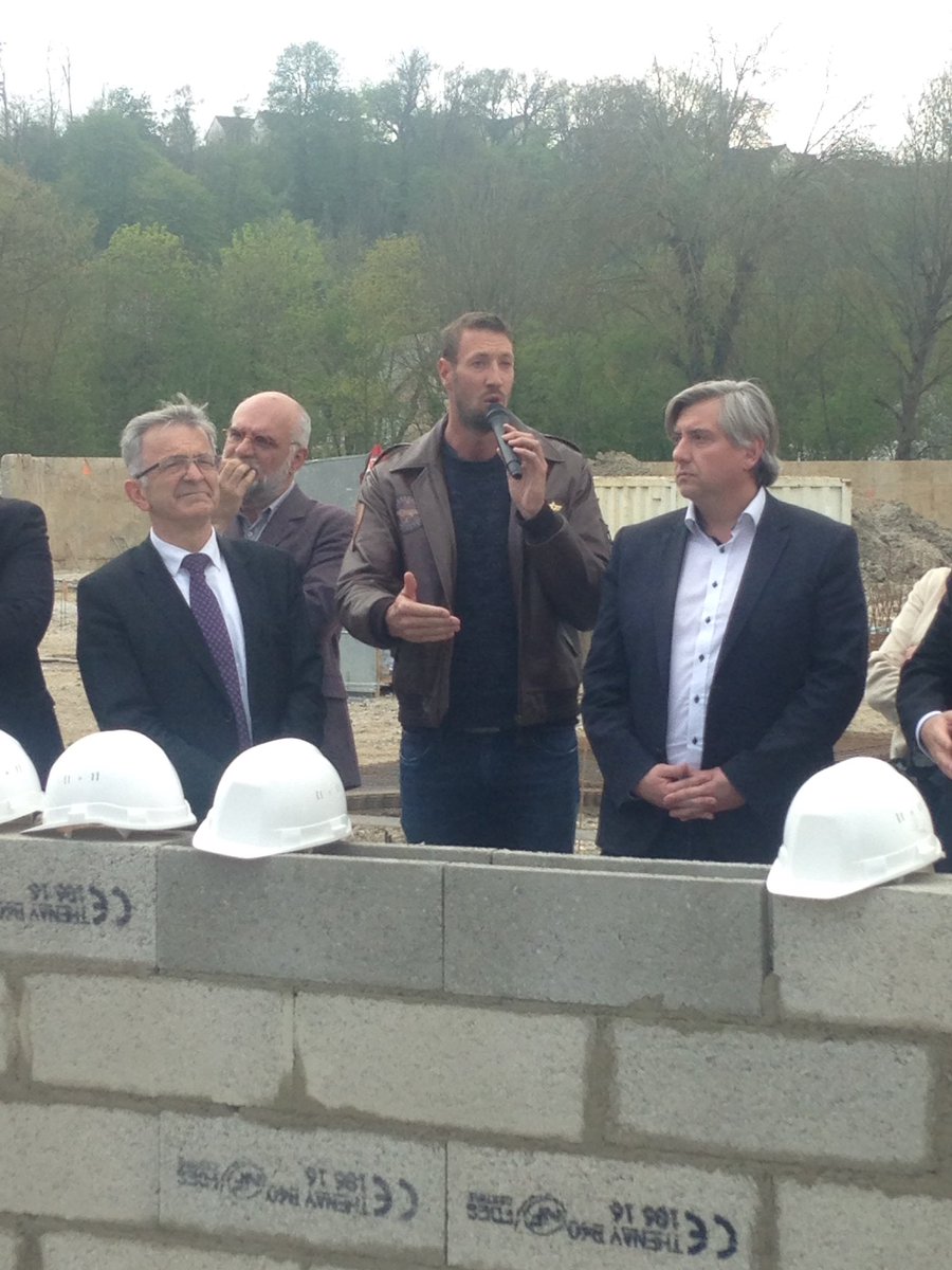 MerylSerthelon's tweet photo. Aujourd'hui, @LaRenaissance41  était au centre #aquatique de Vendome. @alainbernard a troqué le maillot de bain contre le casque de chantier https://t.co/8CKY6OsBkI