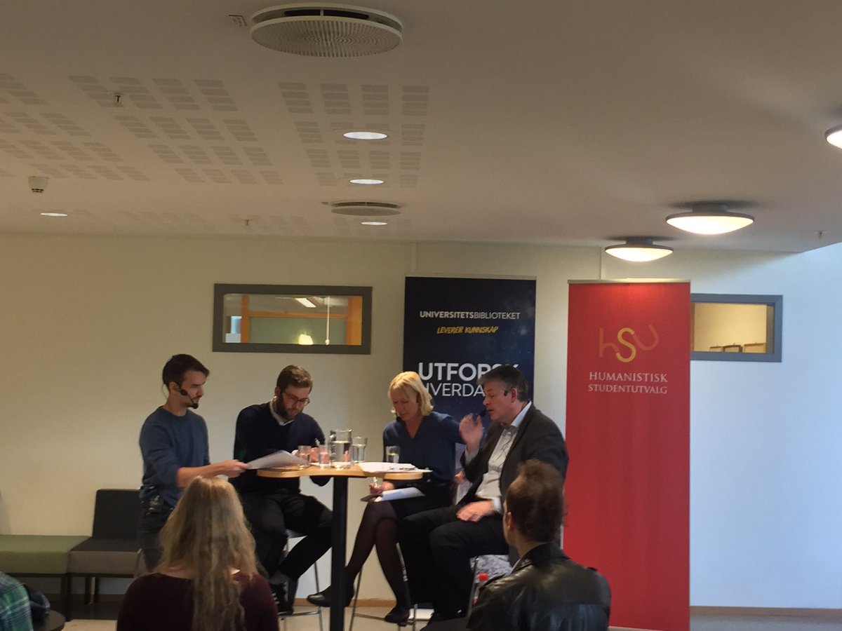 Panelsamtale om Humaniorameldingen på <a href="/UiB_UB/">Biblioteket UiB</a> i regi av <a href="/HSU_UiB/">Studentutvalet på HF</a>. @TorPrestegard, dekan Margareth Hagen og Bjørn Haugstad i panelet. <a href="/UiB_HF/">Det humanistiske fakultet</a>