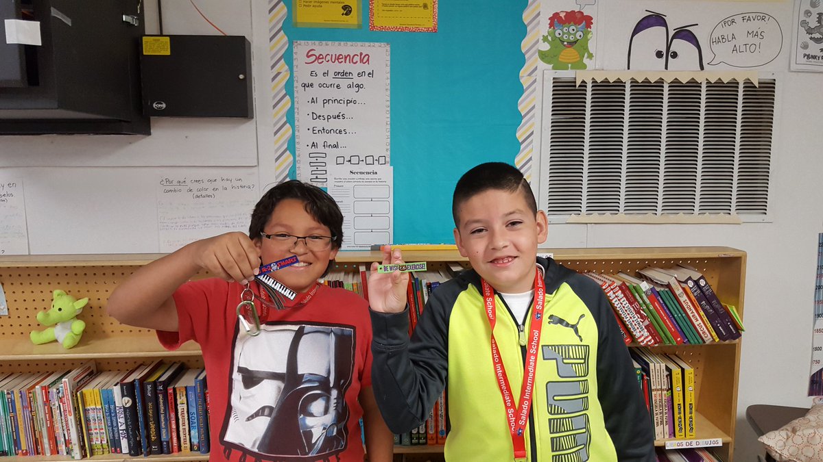 Msalmeida4's tweet photo. #bragtagceremony #abhonorroll #perfectattendance #saladopatriots #duallanguage #ecisd 🎉😎 https://t.co/xD5u1DDMFo
