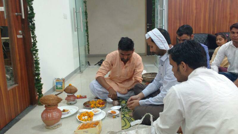 MattsenKumar's tweet photo. #TEAMMK all set for #Jaipur! Celebrating new beginnings with samosas and laddoos at MK #Gurgaon https://t.co/lSn7DKx0xR