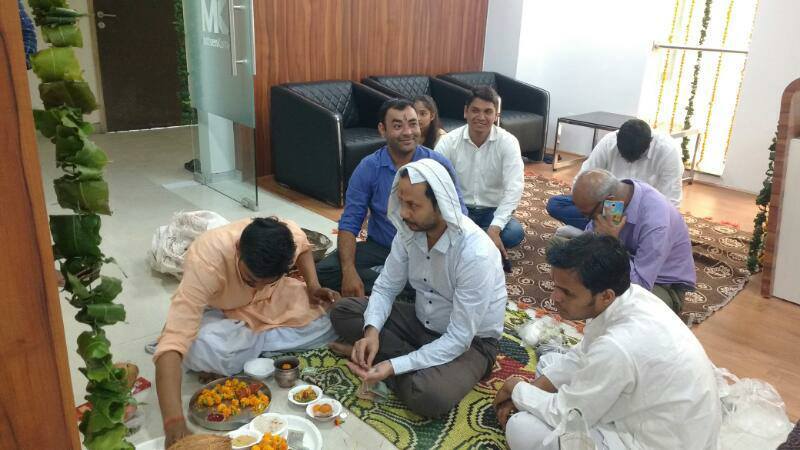 MattsenKumar's tweet photo. #TEAMMK all set for #Jaipur! Celebrating new beginnings with samosas and laddoos at MK #Gurgaon https://t.co/lSn7DKx0xR