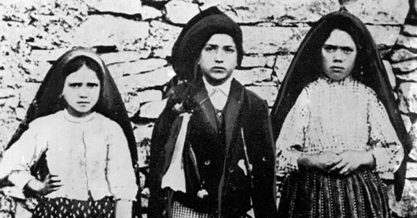 FrTimSJ's tweet image. Pope Francis will make pilgrimage in May to #Fatima where Mary appeared to 3 shepherd children in 1917: ow.ly/CyR630ayWlH