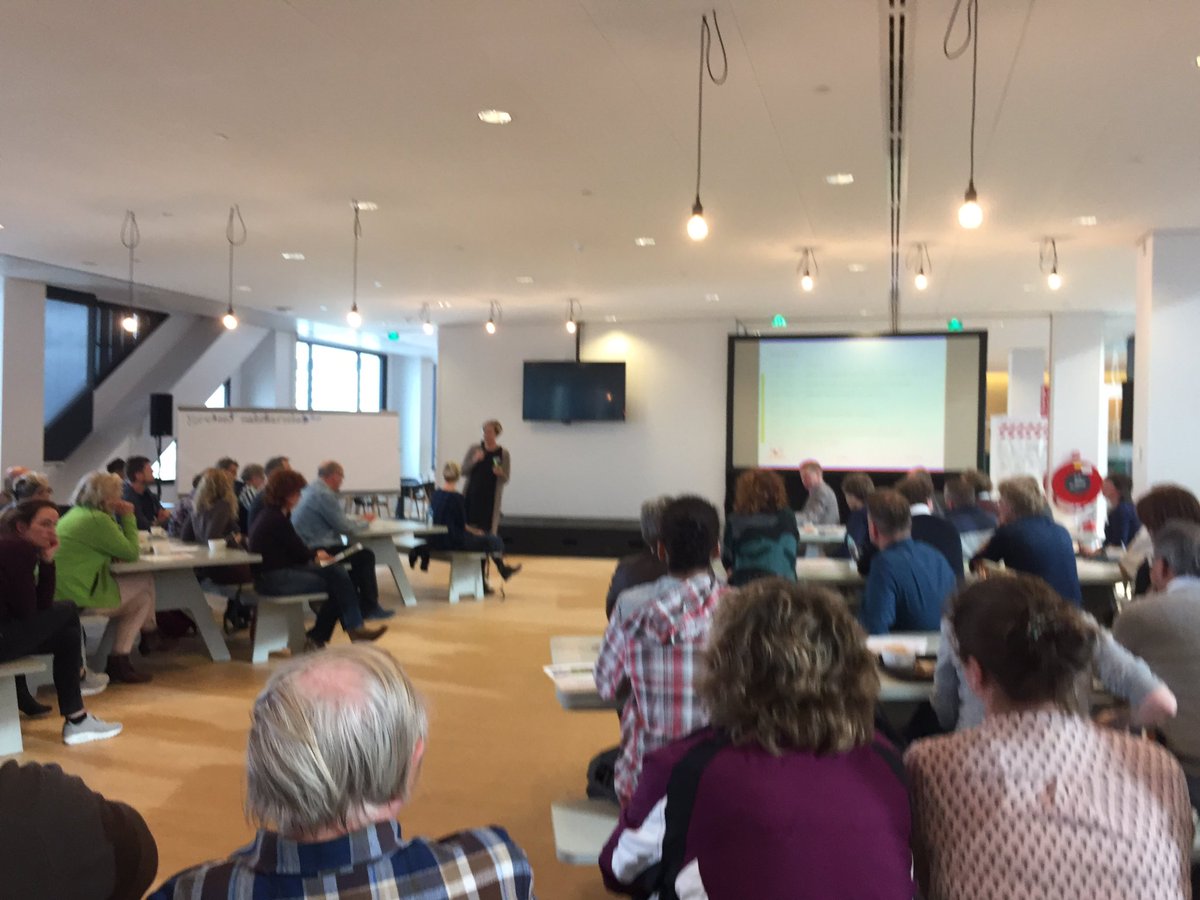 Druk tijdens 'praat mee over #sociaal makelaarschap'. Zometeen naar ontwikkellab Sociaal beheer! Belangrijke poot van #dedriehoek #utrecht