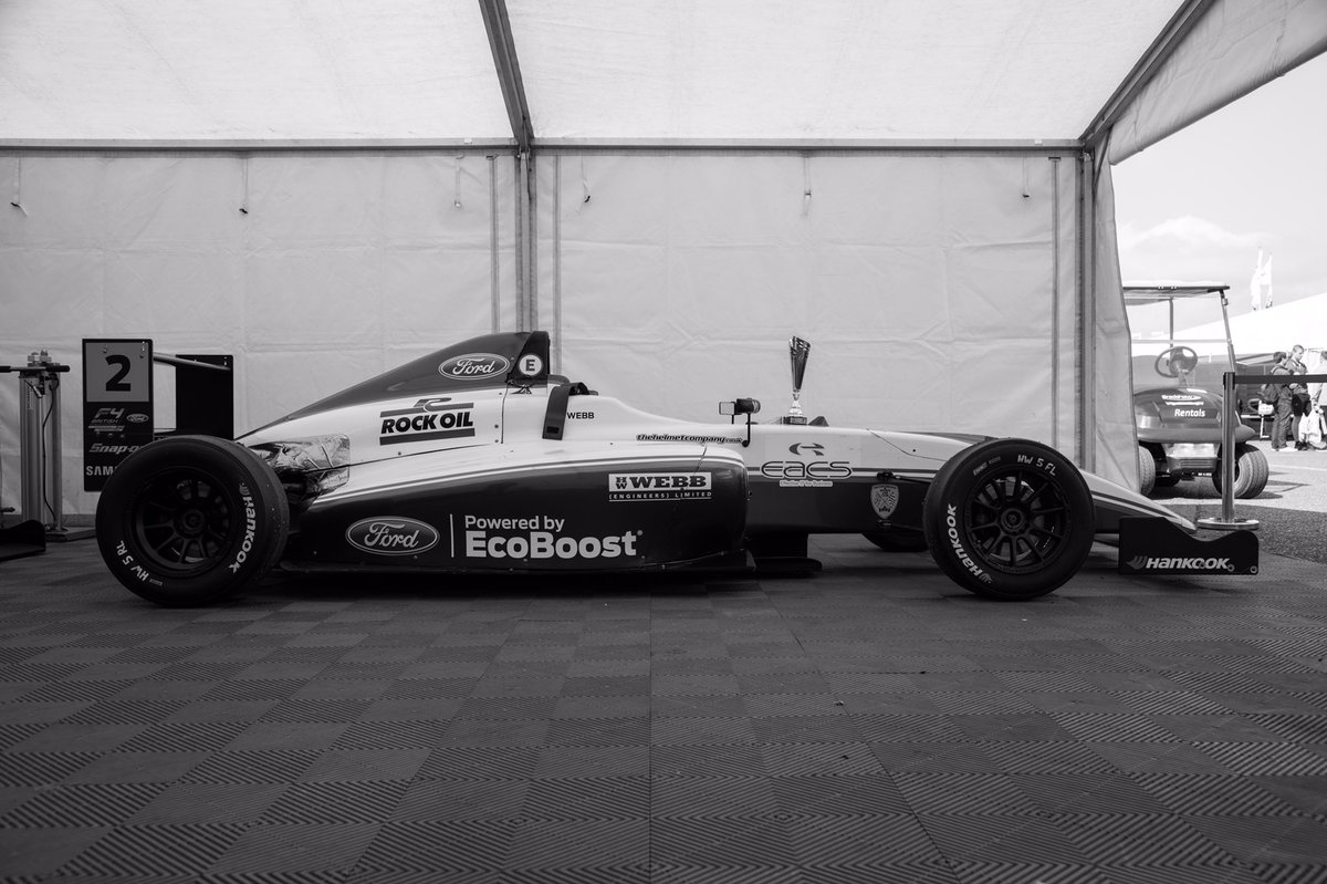 Harry_w_e_b_b_'s tweet photo. This thing is eye candy 😍 @RockOilNews @RichardsonRace1 @BritishF4 @EACSLTD @WaleroRacing @thehelmetco @dearlovem  #f4 https://t.co/M5Id36sK0t