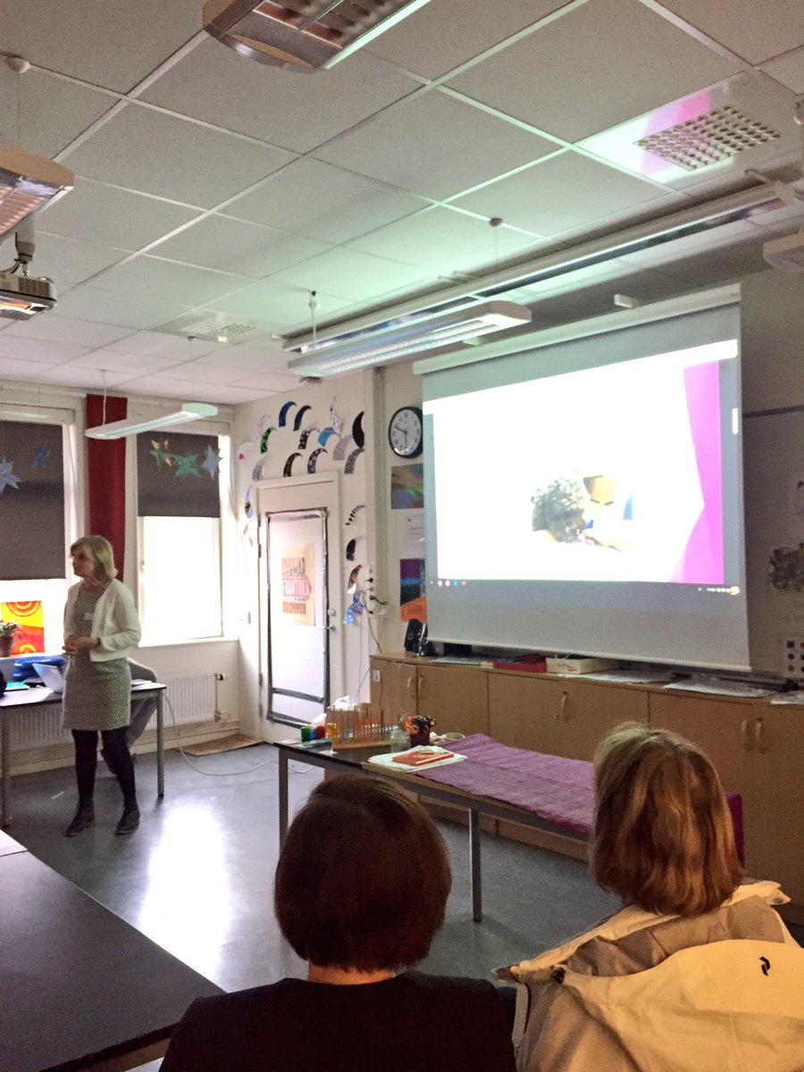 FrokenAida's tweet photo. @KarinLindahl om hennes fantastiska arbete med skol- och terapihundar. #tillgängligkväll #solskol https://t.co/NV4j21rGOi
