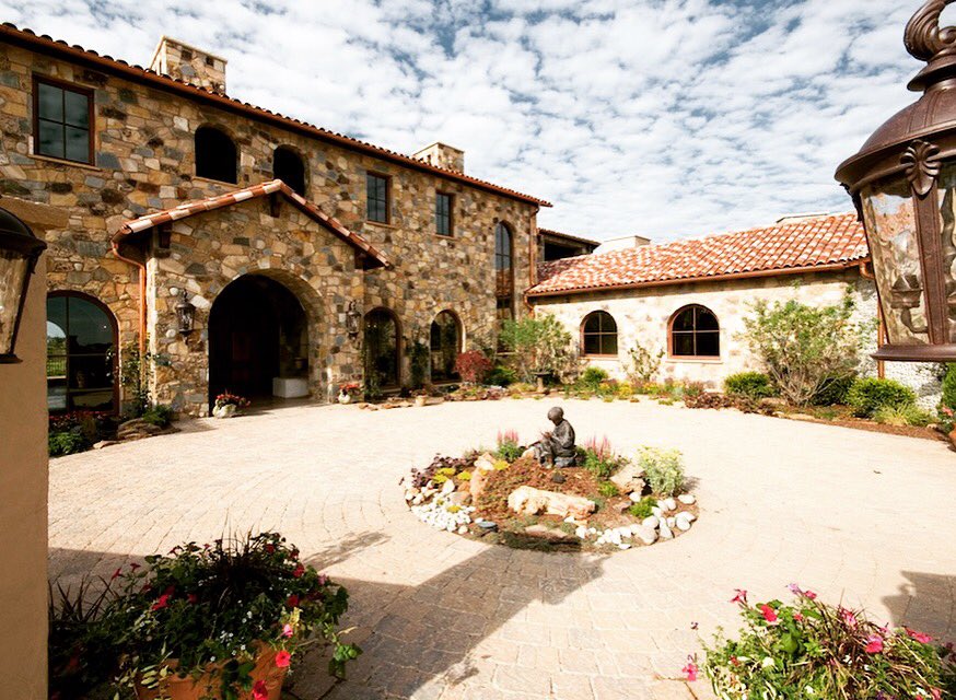 A nice private yet welcoming entrance makes the home feel comfortable from the moment you arrive.  #beauty #architecture #elegance #style