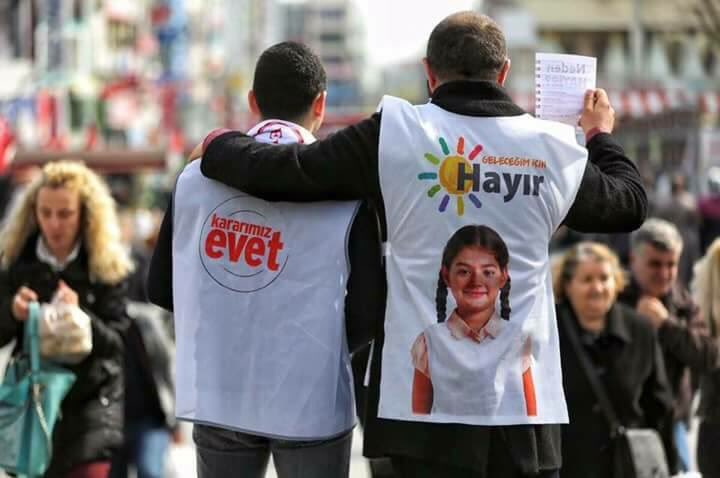 mhmt2734's tweet photo. Şu fotoğraf gerçek demokrasi adına liderlere örnek olsun. #adaletinbumudünya @fatihportakal https://t.co/cz5cPEFmuL