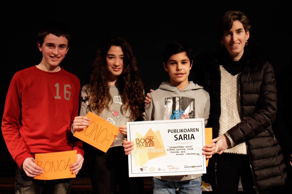 durangobiblio's tweet photo. #DurangoBookTrailer A kat. eta publikoaren saria:
Gorka Santos, June Elkoro, Aimar Lizarralde.
"Gerrateko ogia"
https://t.co/gDMOKbQQCb https://t.co/L8606AacKg
