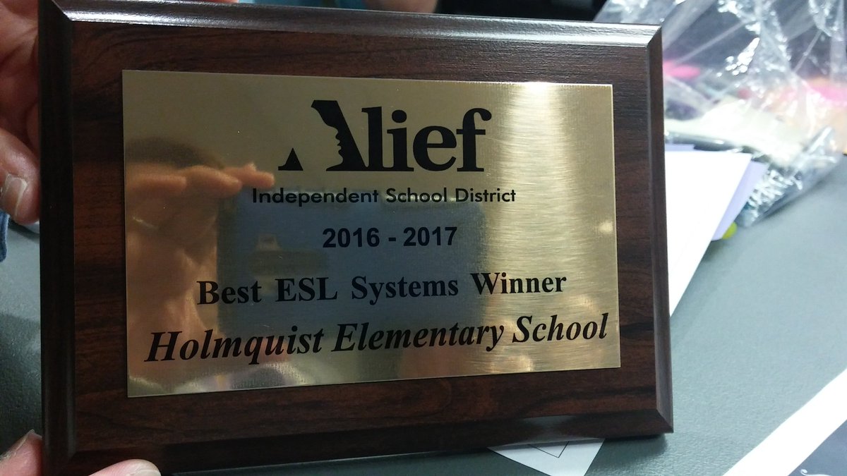 Diana55914204's tweet photo. Holmquist ESL dept wins "Best Systems" Award!  Appreciate the district ESL, our content &amp; support teams.🙌 admin for supporting us! #hmq2017 https://t.co/1AwNElNF8i