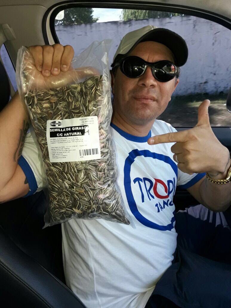 pablitolescano's tweet photo. Acá tenemos tu comida pedazo de LORO. Empachate!! https://t.co/SVYZnvg2YG