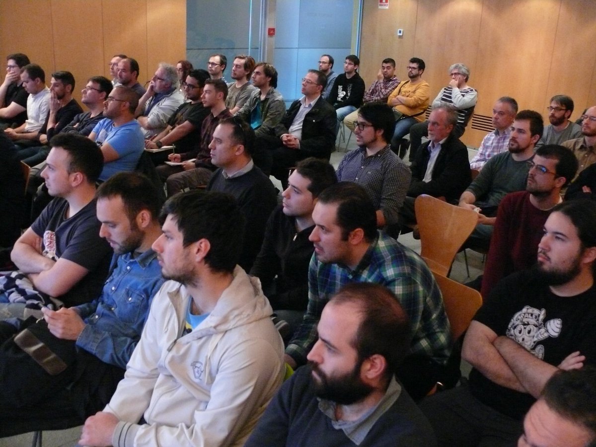 CEEICastellon's tweet photo. En acción @danielpecos en #bbcas esta tarde en #CEEICastellón hablando de Javascript con @betabeersCAS y @Heineken_ES https://t.co/jRvMJMX5HK