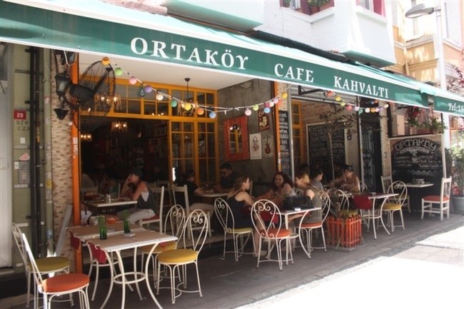 Ortaköy Cafe &amp; Kahvalt
📋 Mecidiye Mahallesi, Eski Bahçe Sokak, No:33/A, Beşiktaş/İstanbul
07:00-20:00
Serpme Kahvaltı
46 TL (2 Kişilik)
