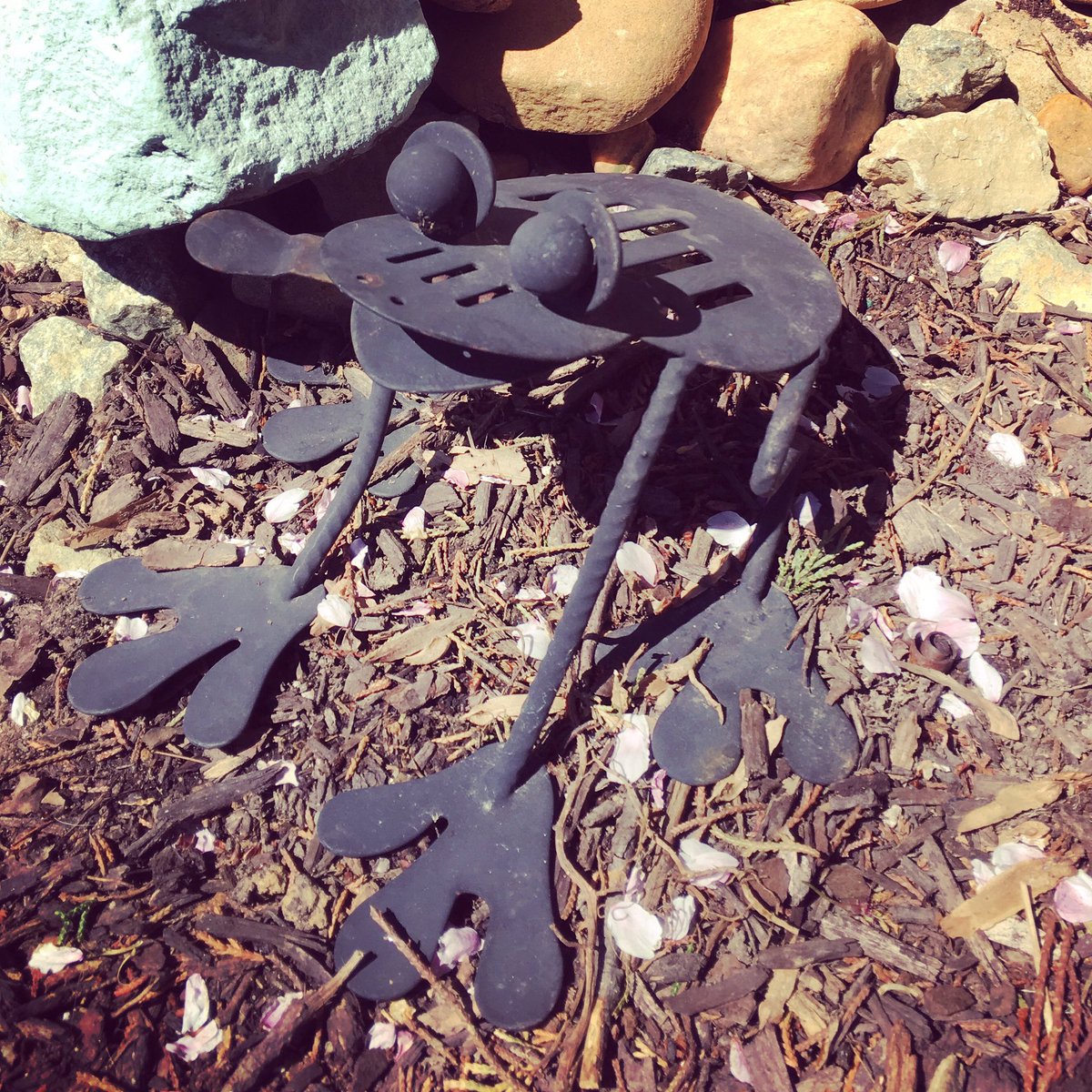edolenz's tweet photo. Hanging out with a metal frog - just the life of a photographer. 
#sculpture #metalfrog #frog #pond #gravel #stones https://t.co/w5yokRx2aA