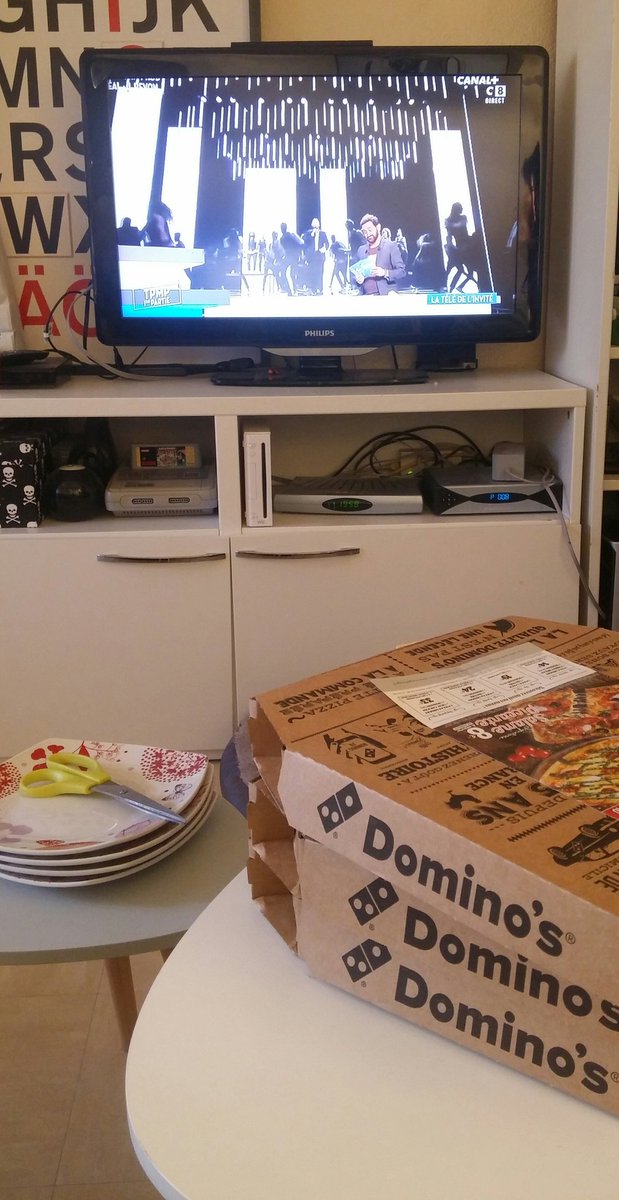 CeriseMecanique's tweet photo. Bim, ce soir c'est #PizzaDominos devant #TPMP 😍😋🍕 Cc @dominos_pizzafr https://t.co/ahBWBu3l2D