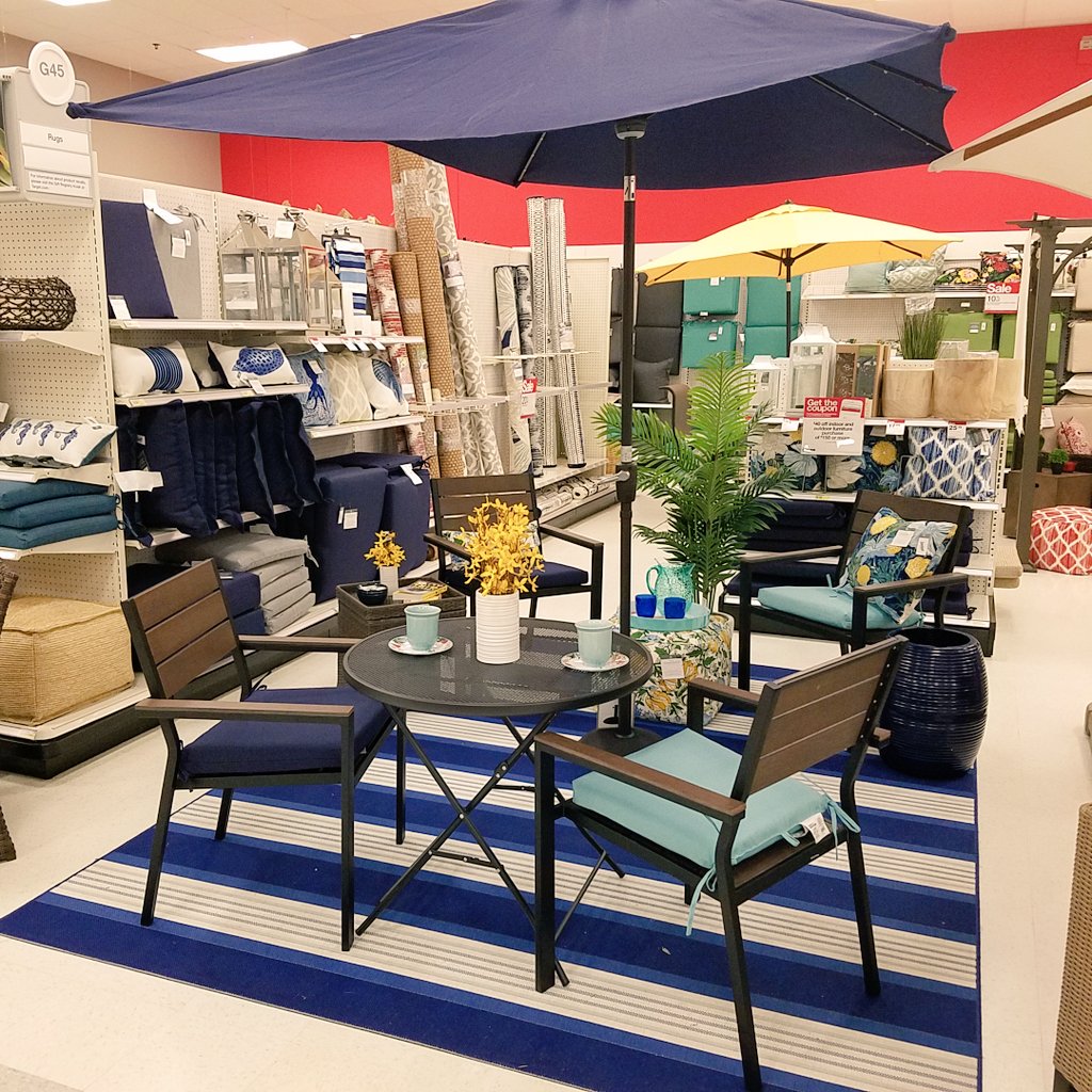 luvspoison2's tweet photo. Kim B is putting some spring in our guest's step with her amazing seasonal presentation! https://t.co/cAbNc5R2kQ