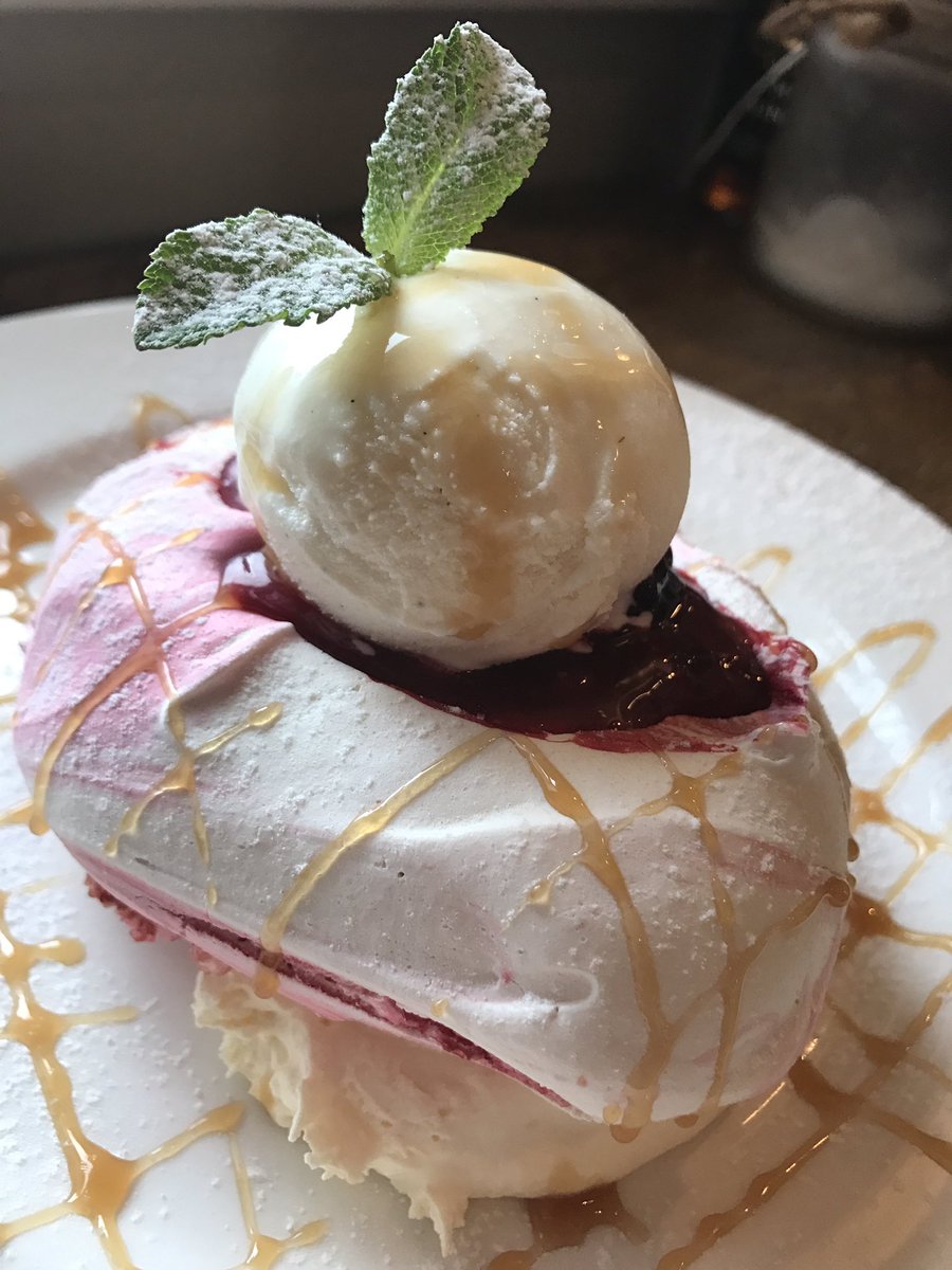 BeHerdMCR's tweet image. All we need now is #desserts and boy can they do #desserts @thegreyhoundash @JWLeesBrewery #hale #altrincham #saletown #cheshire #Knutsford