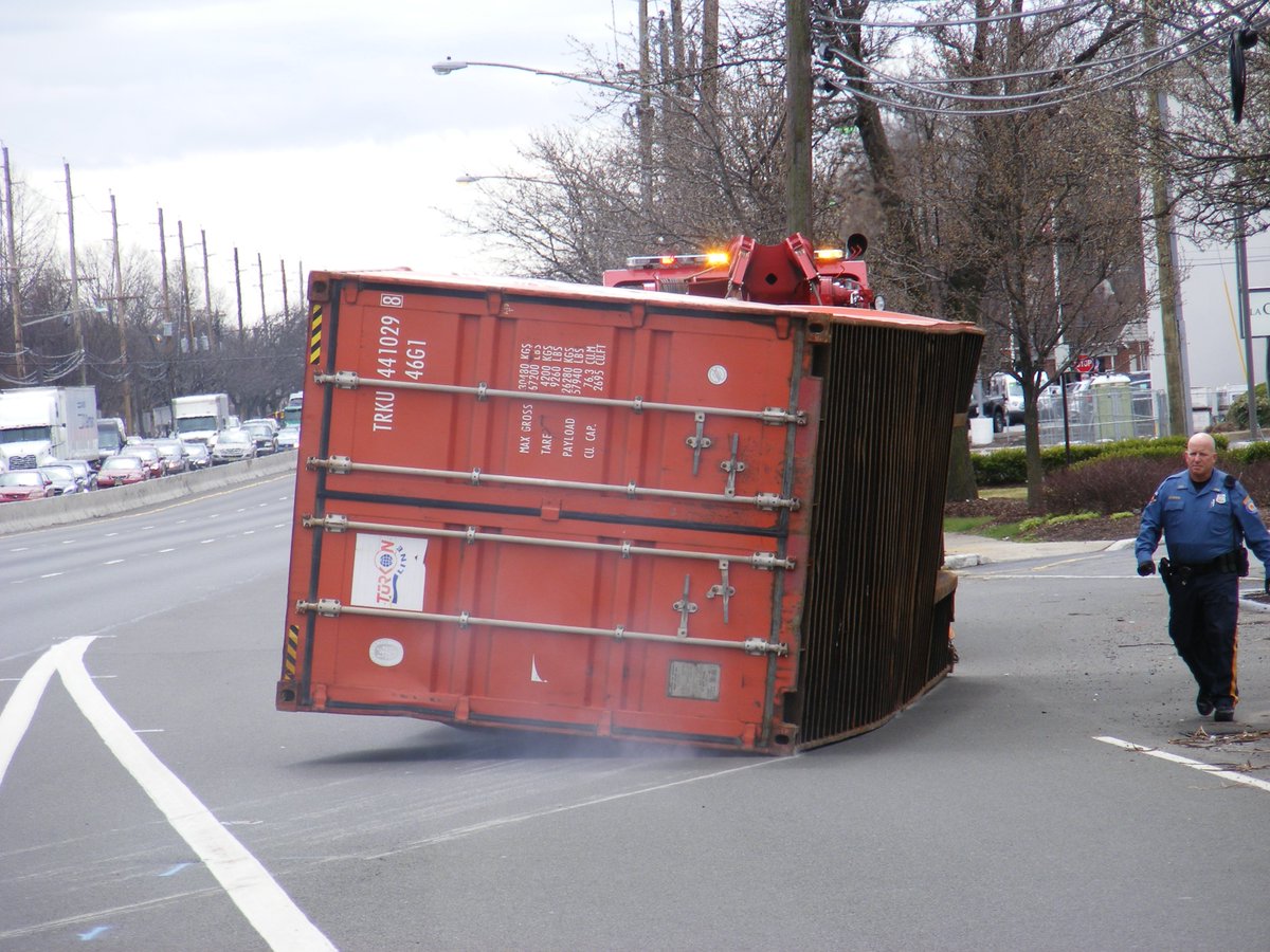 boydaloving's tweet photo. Tractor trailer loses shipping container on Route 17 in Paramus. #ParamusNJ #ParamusPD #Route17Paramus #tractortrailercrashParamus #Paramus https://t.co/LMXrSHxr3R