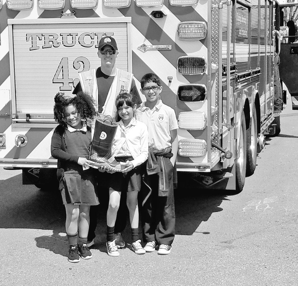 DallasFireRes_q's tweet photo. @DallasFireRes_q #Sta43 making #FilltheBoot all about #Family . On the streets from ๐
2 ๐............... literally ๐ฅ https://t.co/hhVjMXOFW7
