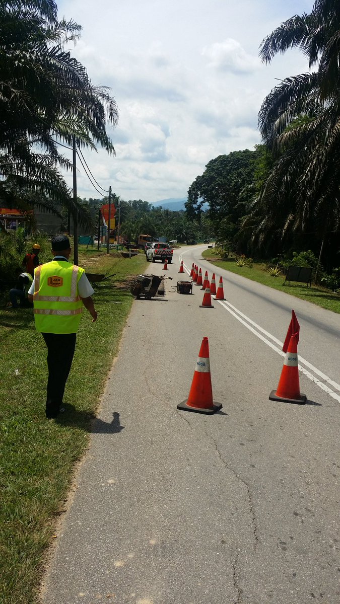 Star Ratting oleh JKR Rompin di laluan FT2490 sec.15 hingga 20...
@teamroadcare
<a href="/Roadcare_Phg/">ROADCARE PAHANG</a> <a href="/JKRrompin/">JKR Rompin</a>