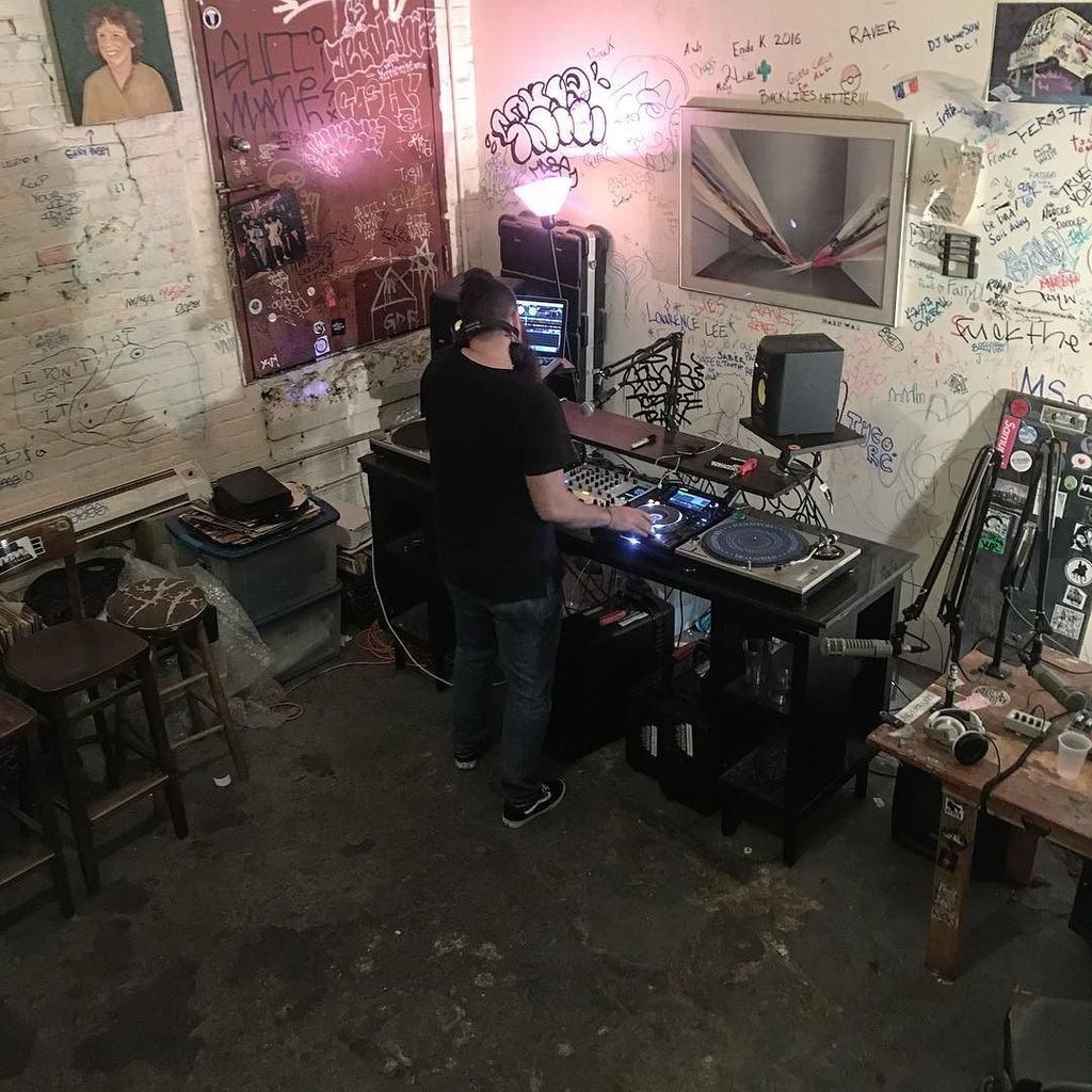 thesmilinghour's tweet photo. The man @nickxnames is killing it! He's live on @newtownradio until 8. https://t.co/55WjiZyLhH https://t.co/xaELE37BCQ