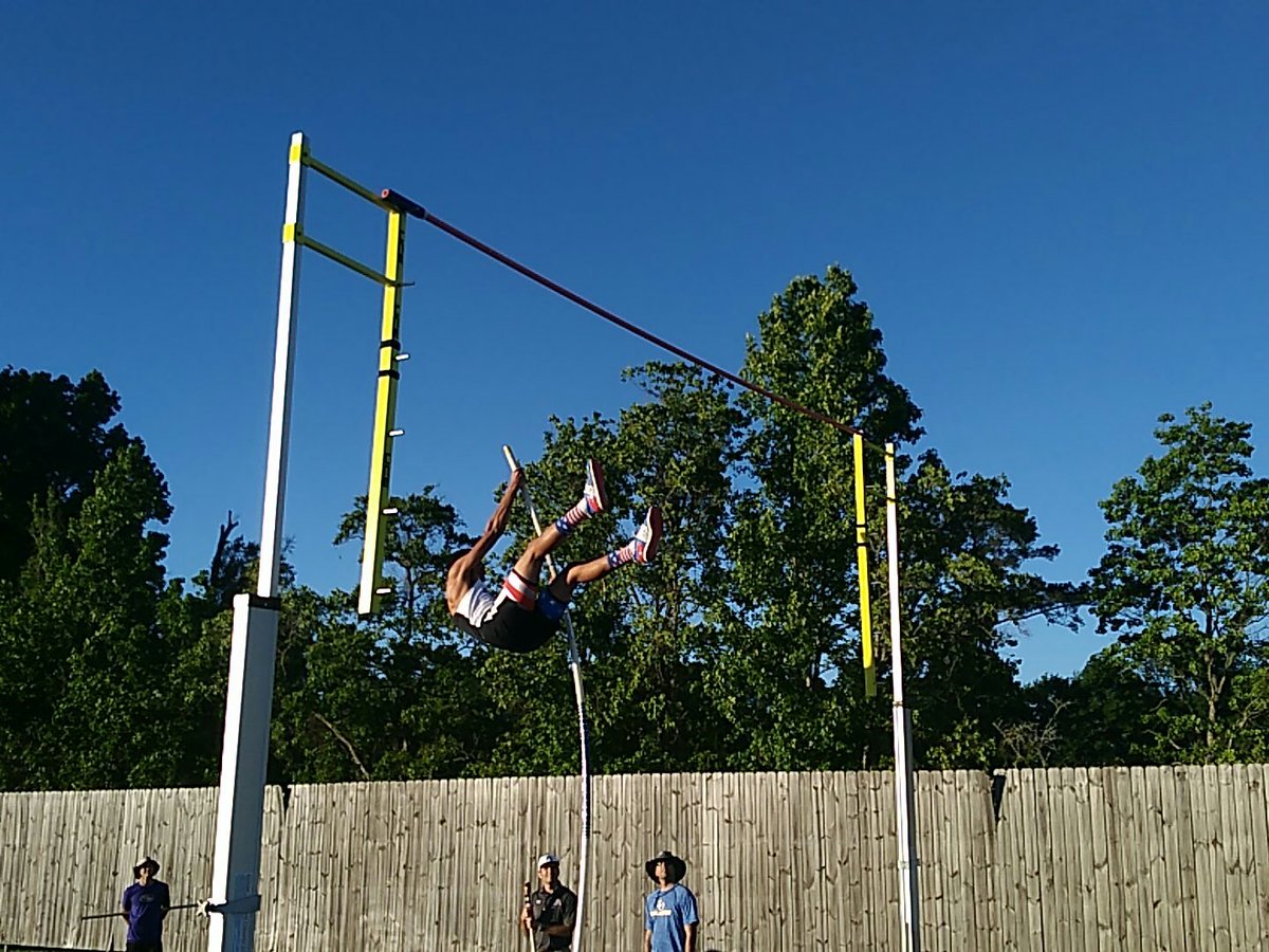 jrussell29's tweet photo. Albany's Nipu Wadawa wins boys pole vault at Eagle Relays with jump of 14 ft @Albany_High @LPN_Sports @RandyRosetta @RobDeArmond https://t.co/9S4YJtwsbu
