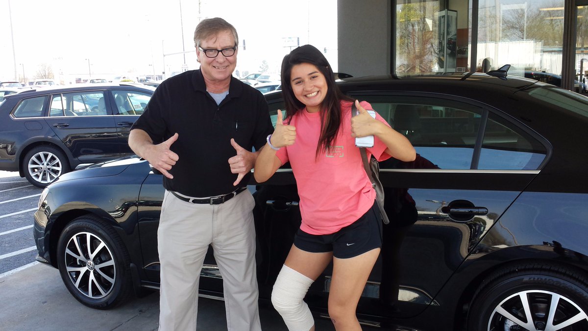 vw_source's tweet image. My first #VW customer: Sofia Leon, of #Bentonville, with her new 2017 #VolkswagenJetta SE.