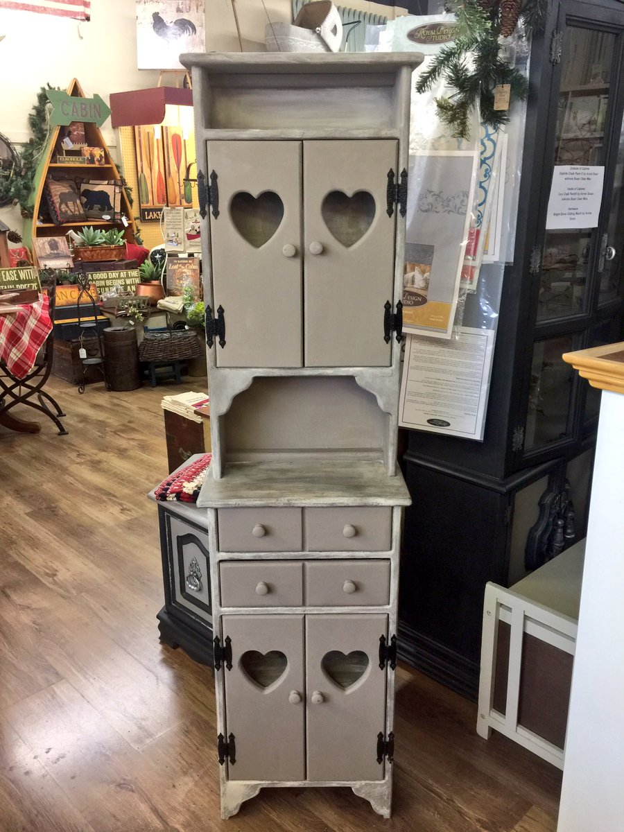 PaintBungalow's tweet image. Look at this adorable piece. #AnnieSloan #Coco then #OldOchre topped with#ClearWax and #BlackWax #FurnitureForSale #PaintedFurniture