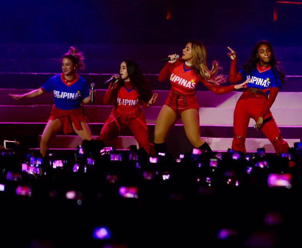 showbiznest's tweet photo. That moment when you see @FifthHarmony performs on stage wearing your country is....
#SmartMusicLive #SmartFifthHarmony #727TourManila https://t.co/vOMB3lWj1H