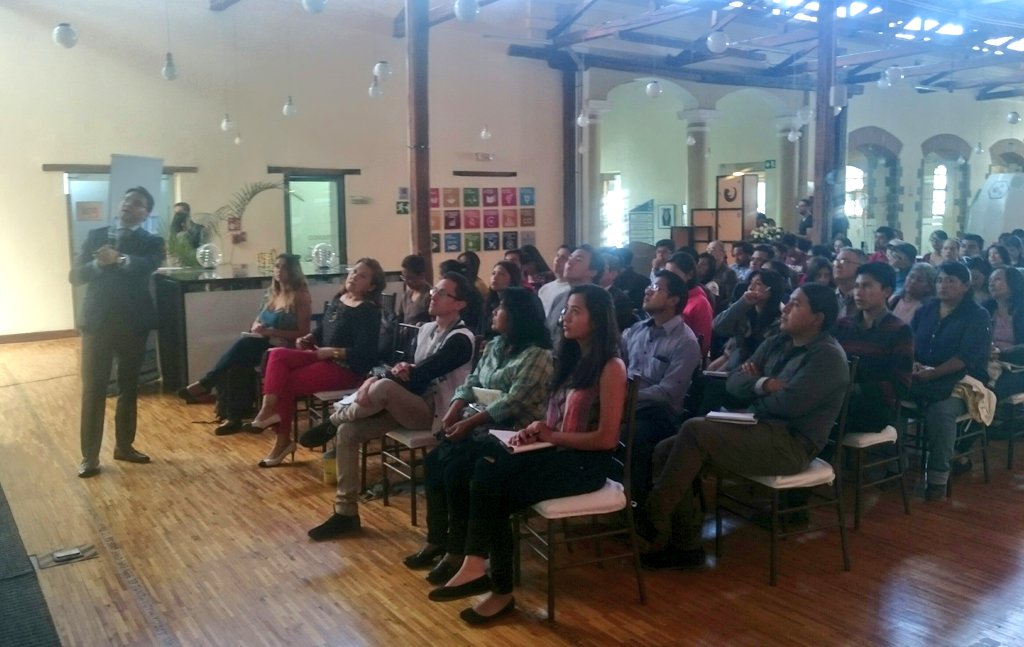 ConquitoUIO's tweet photo. ¡Casa llena en ConQuito! Iniciamos charla sobre Propiedad Intelectual para #Emprendedores, junto al experto Byron Robayo. #EPS https://t.co/F6FHYeXsSz