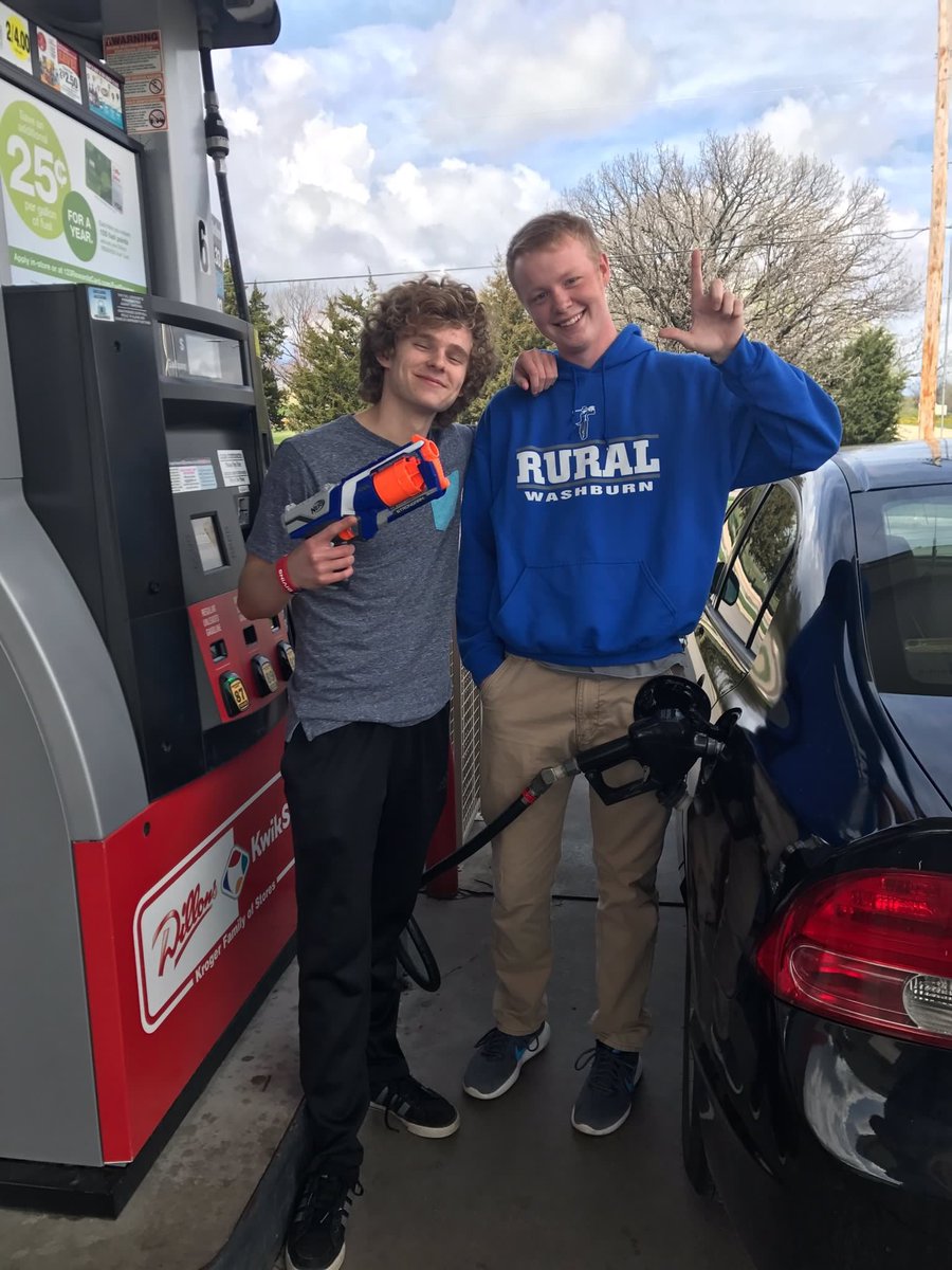 WRHSManhunt's tweet photo. Do you get extra Fuel Points for this? @AlexToTheRea @ConnoCox https://t.co/s5TyRSEcZR