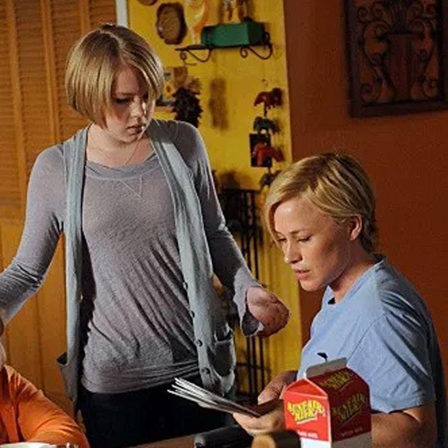 Medium_CBS's tweet image. .@PattyArquette shaved her head during #Medium to support @the_sofiav, who did the same for another role. Now that's a family affair!