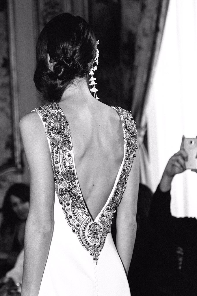 Espaldas maravillosas en los diseños de María José Suárez. Novias únicas.#ateliercouture2017 #ateliercouture #vestidosdenovia
