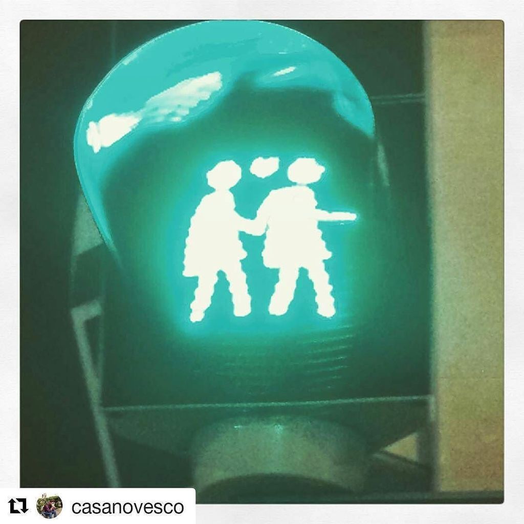HULEMS's tweet photo. #Repost @casanovesco with @repostapp
・・・
Hay dos bolleras en mi semáforo 👩❤️💋👩 #vienna #wien #hulems #lgtb https://t.co/LMUkD96U8K https://t.co/7PSpZ542te