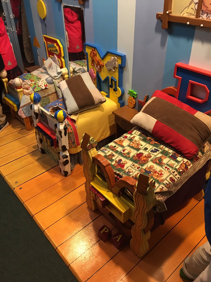 SFXZeman's tweet image. Escaped from the rain to the Kohl&apos;s Story Bus!!!!!!  #goldilocksandthethreebears  #imaginationfun