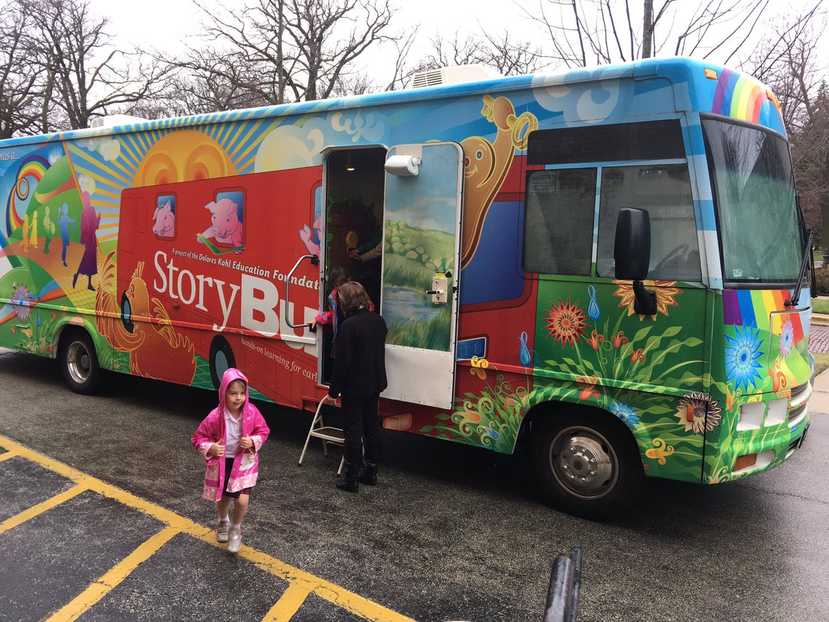 SFXZeman's tweet image. Escaped from the rain to the Kohl&apos;s Story Bus!!!!!!  #goldilocksandthethreebears  #imaginationfun