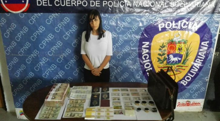 ConElMazoDando's tweet photo. Capturan a abogada de Lilian Tintori con material para falsificar documentos (Fotos) - https://t.co/Hk75zeiLPP https://t.co/nZrI1BIJTj