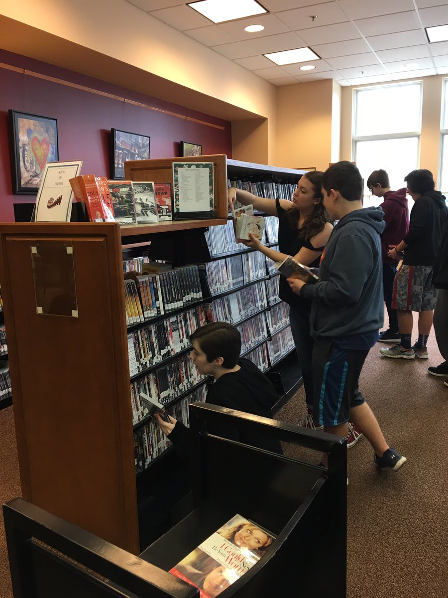 masonmbhs's tweet photo. More pics of service day at the bethel public library. #communityservice #WildcatPride https://t.co/KuQH4om04E