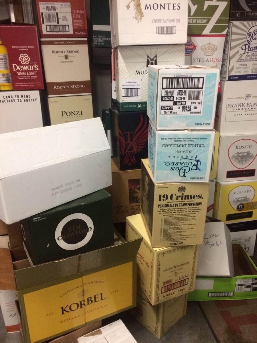 StillSouthLNK's tweet image. If you were one of the people looking for moving boxes, come and get them! They're going to be recycled soon! #LNK #FreeMovingBoxes