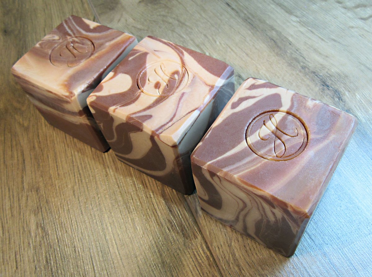 Chocolate and strong brewed coffee collide in this edible smelling, caffeine hit of a handmade soap! visit heavenlybubbles.co.uk/choca-choca-la…