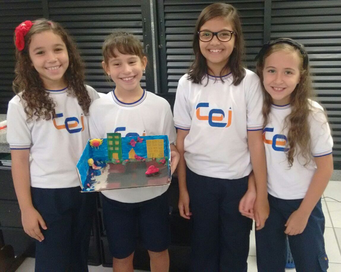 As turmas dos 3ºs anos realizaram a culminância do estudo sobre ambientes com a apresentação das maquetes feitas no laboratório de ciências.