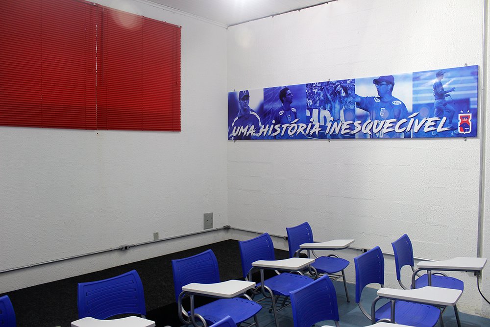 ParanaClube's tweet photo. E esta é a nova sala de imprensa da Vila Capanema, uma homenagem ao ídolo Caio Júnior. https://t.co/UnkAybL2YB