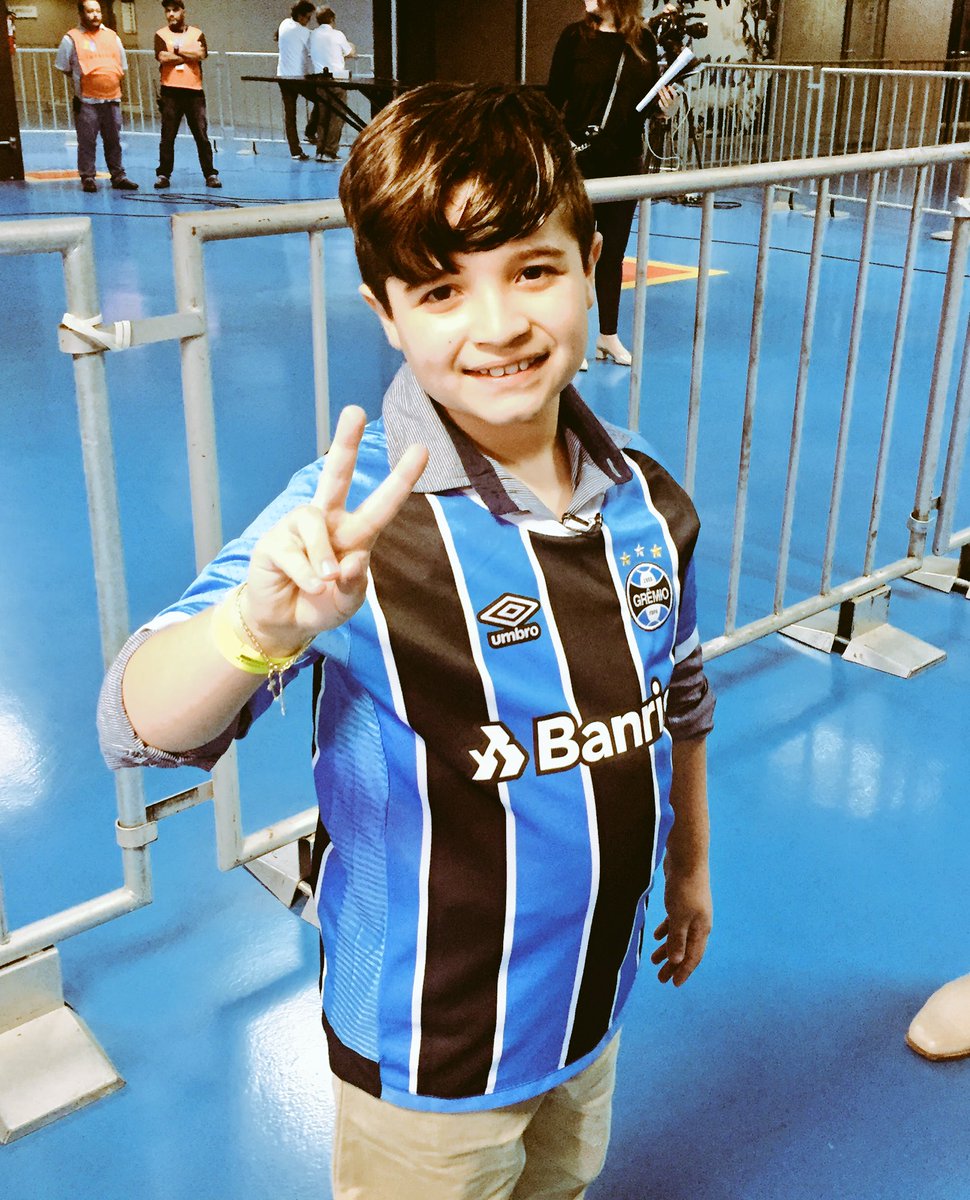 Gremio's tweet photo. Olha quem chegou e já tá fardado! O Thomas vai realizar o sonho de entrar em campo hoje! https://t.co/5cnnYgGXYe