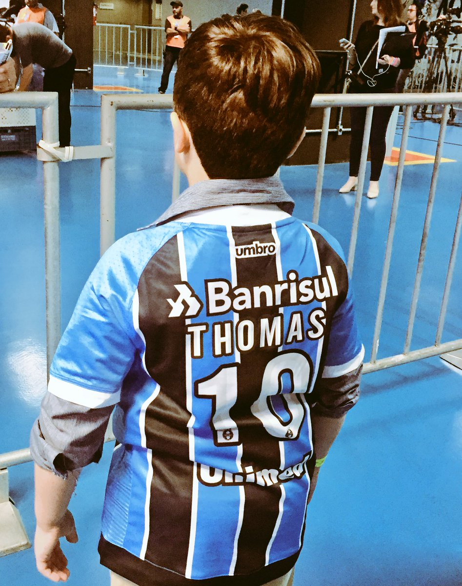 Gremio's tweet photo. Olha quem chegou e já tá fardado! O Thomas vai realizar o sonho de entrar em campo hoje! https://t.co/5cnnYgGXYe
